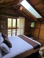 Habitación de la cabaña Cosecha Dorada con puerta al balcón y vista a la montaña