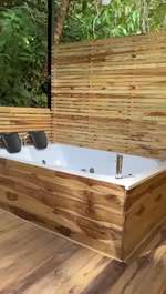Jacuzzi exterior de Cosecha Dorada rodeado de vegetación