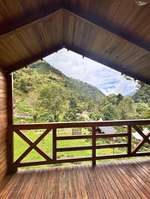 Vista desde el balcón de Dulce Bourbon hacia el cañón y las montañas