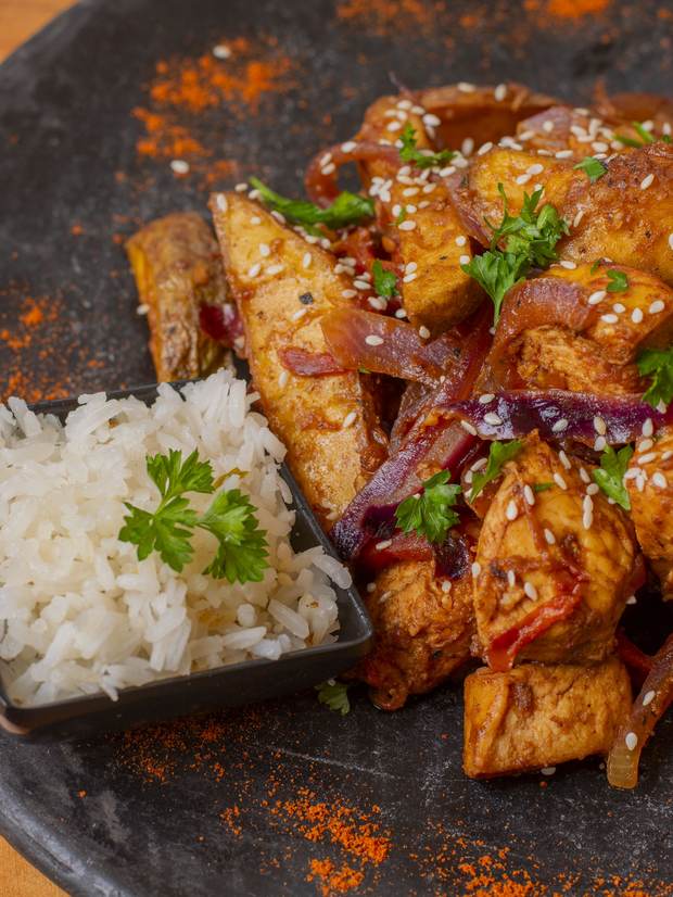 Plato de cocina slow food de Alma Rural con arroz y vegetales frescos