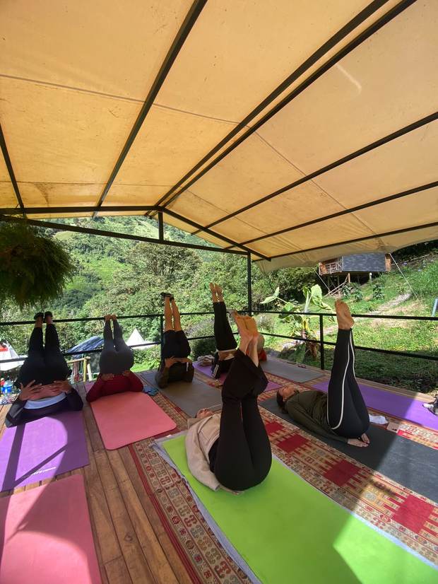 Clase de yoga al aire libre en la terraza de Alma Rural