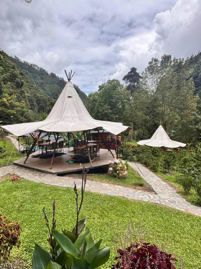 Carpas tipi de Alma Rural entre jardines durante el día