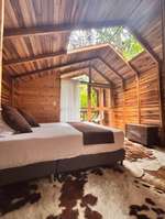 Habitación de la cabaña Refugio del Viento con techo de madera y claraboya